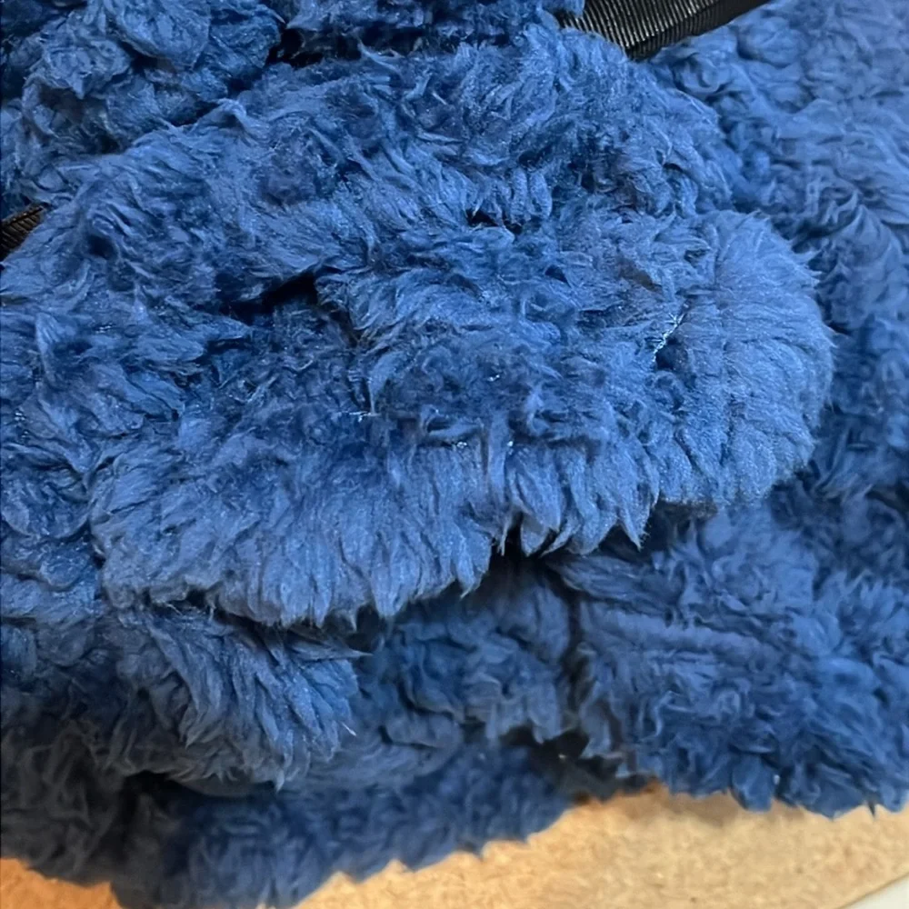 DKNY Pinsonic Sherpa Full / Queen Blanket blue 90”x90” polyester new